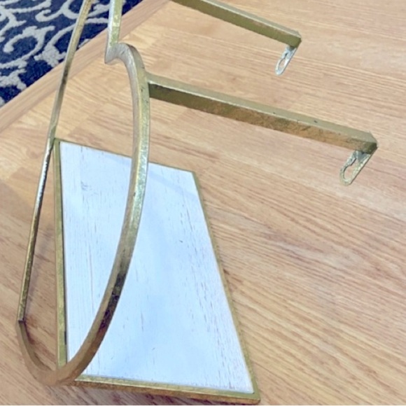SOLD - Homesense - Gold Heart Shaped Wall Shelf - Picture 3 of 6